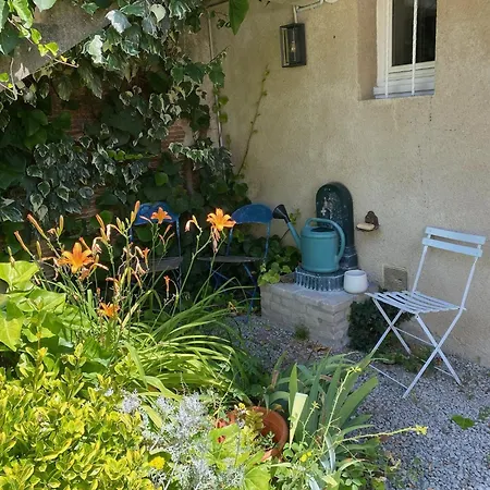 Le Caprice Garden, River And Chateau Saint-Germain-de-Confolens