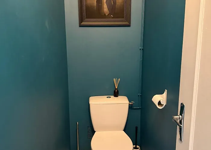 Le Caprice Garden, River And Chateau